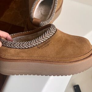 Koolaburra Women's Brown Suede Platform Slippers